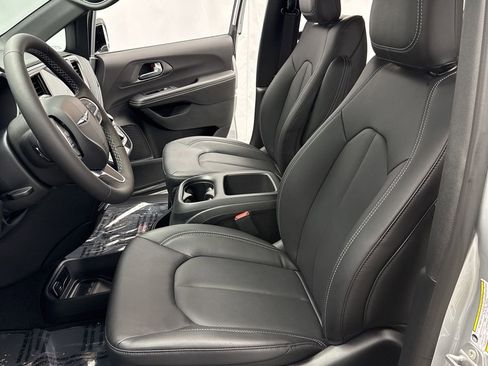 New 2026 Chrysler Pacifica Select image 9