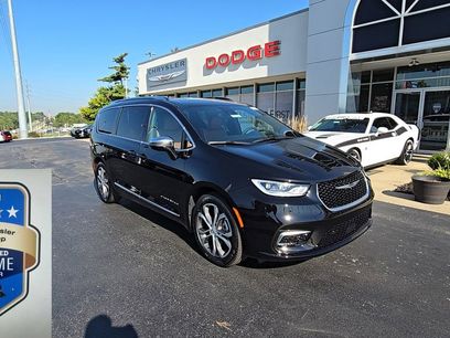 New 2026 Chrysler Pacifica Pinnacle w/ Trailer Tow Group