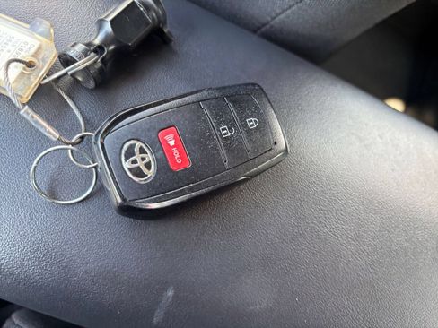 Used 2024 Toyota Prius LE FWD image 21