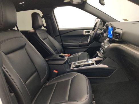 Used 2020 Ford Explorer XLT w/ Equipment Group 202A AWD/4WD image 21