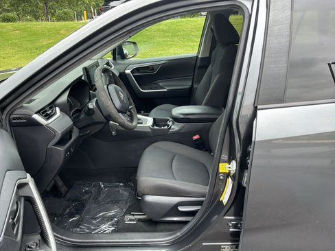 Used 2021 Toyota RAV4 LE FWD image 7
