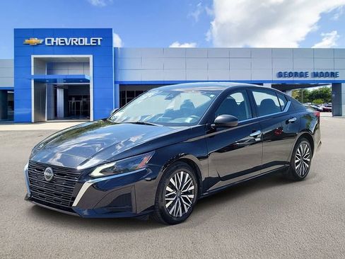 Used 2024 Nissan Altima 2.5 SV FWD image 2