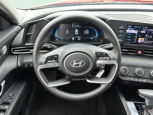 Certified 2025 Hyundai Elantra SE FWD image 17