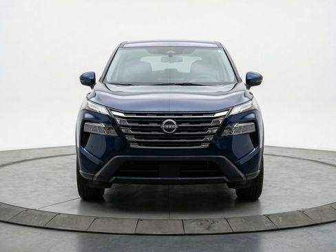 Used 2025 Nissan Rogue SV image 2