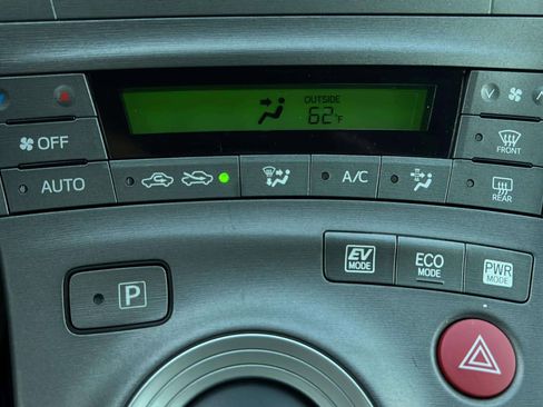 Used 2015 Toyota Prius Three image 28