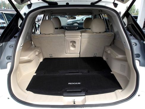 Used 2016 Nissan Rogue SV w/ SV Premium Package image 11