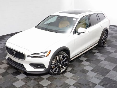 Used 2024 Volvo V60 B5 Cross Country Ultimate image 2