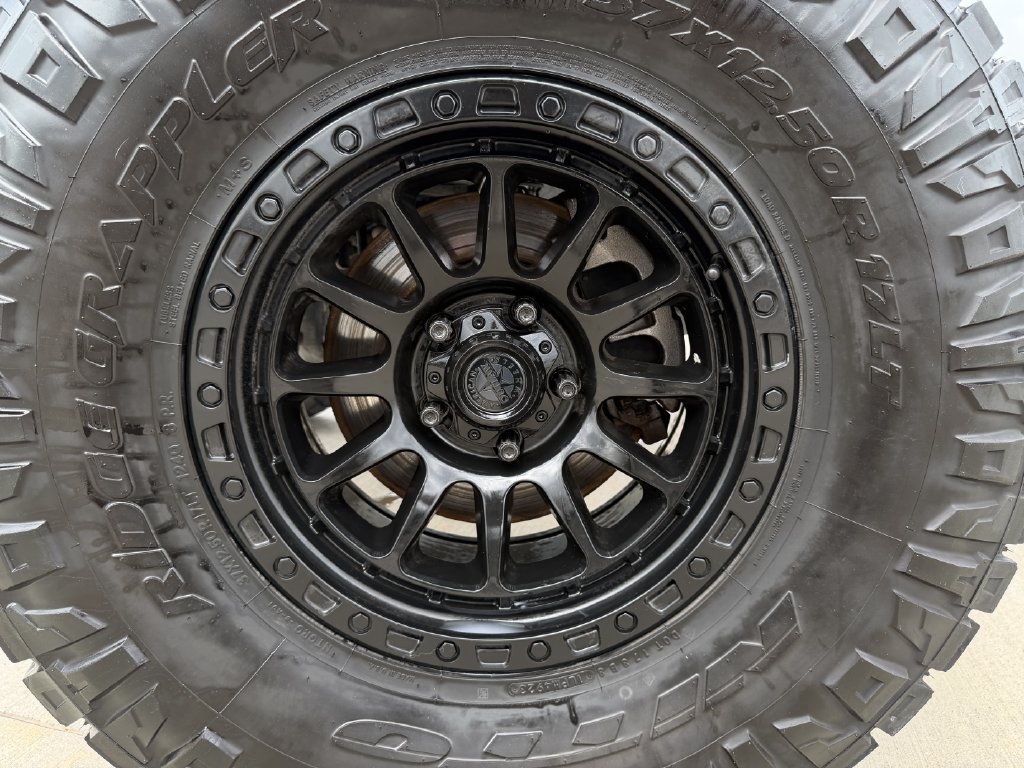 Used 2023 Jeep Gladiator Sport AWD/4WD image 9