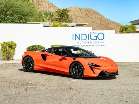 Used 2025 McLaren Artura Spider image 4