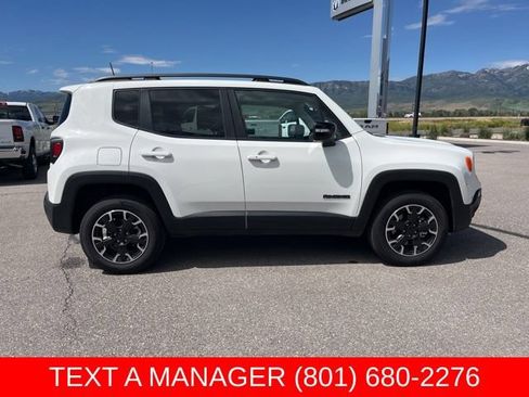 Used 2023 Jeep Renegade Latitude w/ Sun/Sound Group AWD/4WD image 2