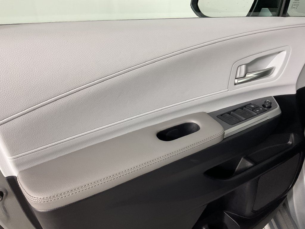 Used 2025 Toyota Sienna XLE FWD image 17