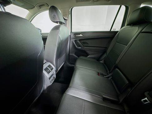 Used 2021 Volkswagen Tiguan SE w/ Panoramic Sunroof Package image 24