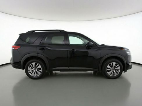 Used 2025 Nissan Pathfinder SV image 11