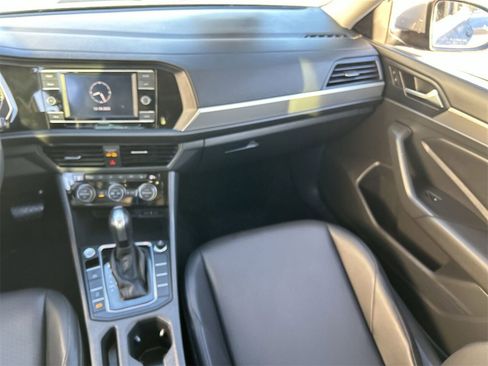 Used 2020 Volkswagen Jetta SE w/ SE Cold Weather Package image 13