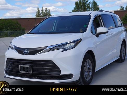 Used 2022 Toyota Sienna LE image 1