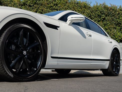 Used 2024 Bentley Flying Spur V8 image 21