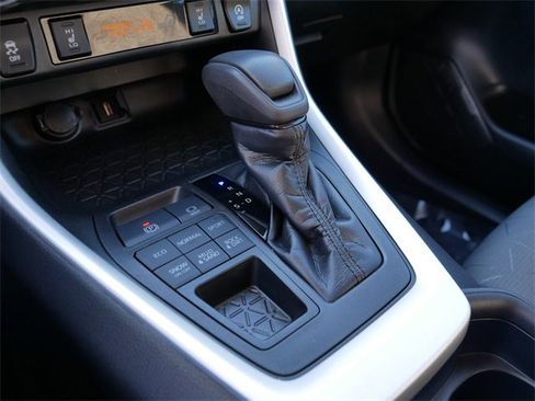 Used 2020 Toyota RAV4 XLE image 28