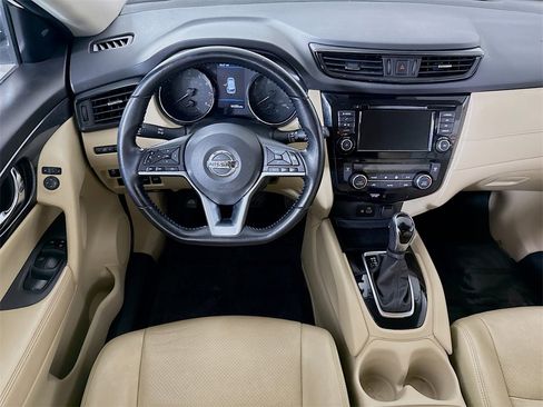 Used 2020 Nissan Rogue SV image 3