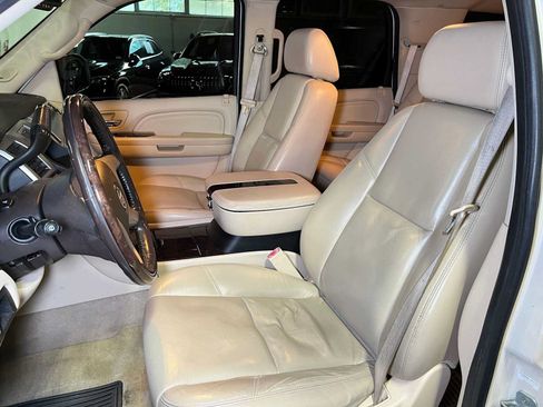 Used 2007 Cadillac Escalade AWD w/ Information Package image 26