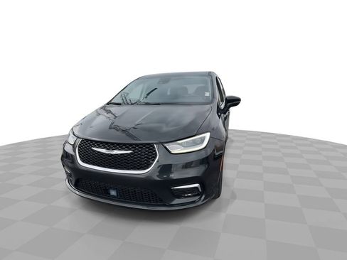 Used 2023 Chrysler Pacifica Touring-L FWD image 3