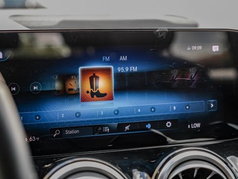 Used 2022 Mercedes-Benz GLB 250 w/ Premium Package Lite image 29