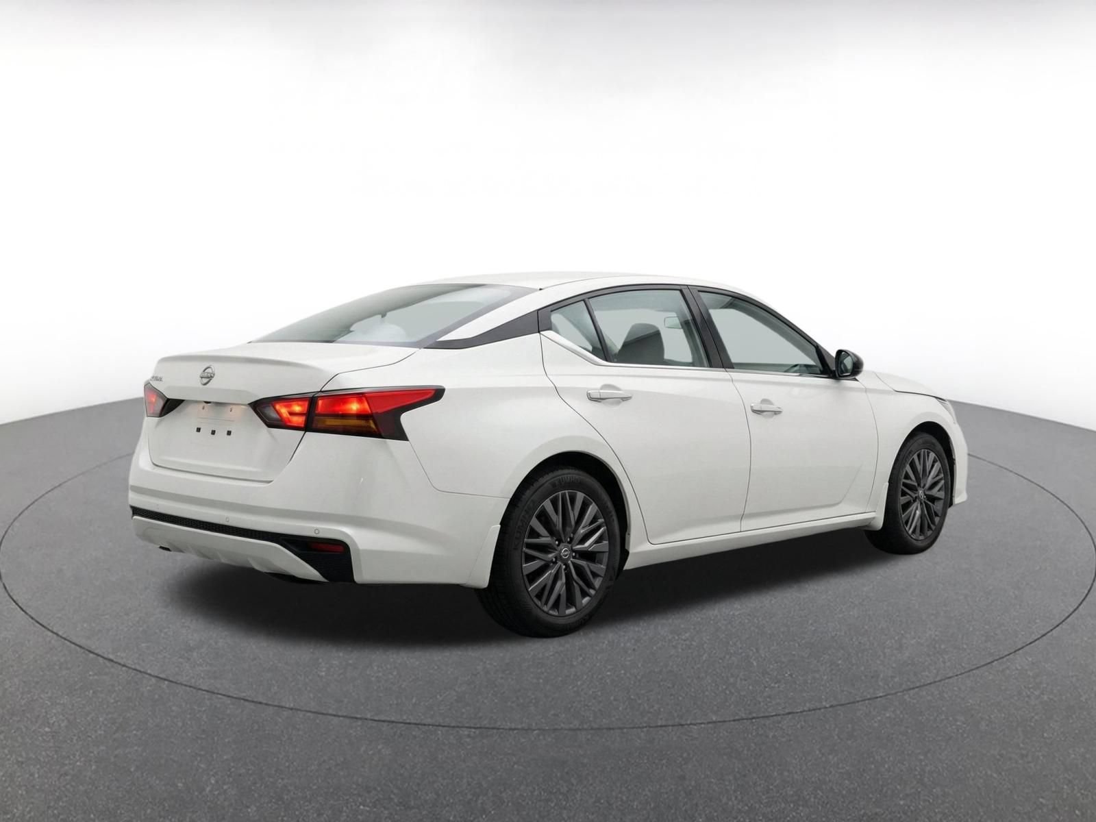 Used 2025 Nissan Altima 2.5 SV FWD image 10