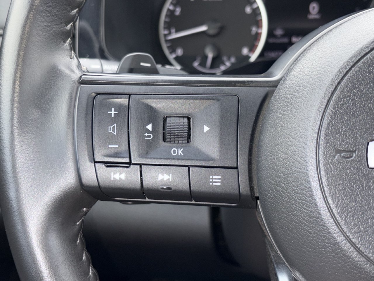 Certified 2025 Nissan Pathfinder SV FWD image 27