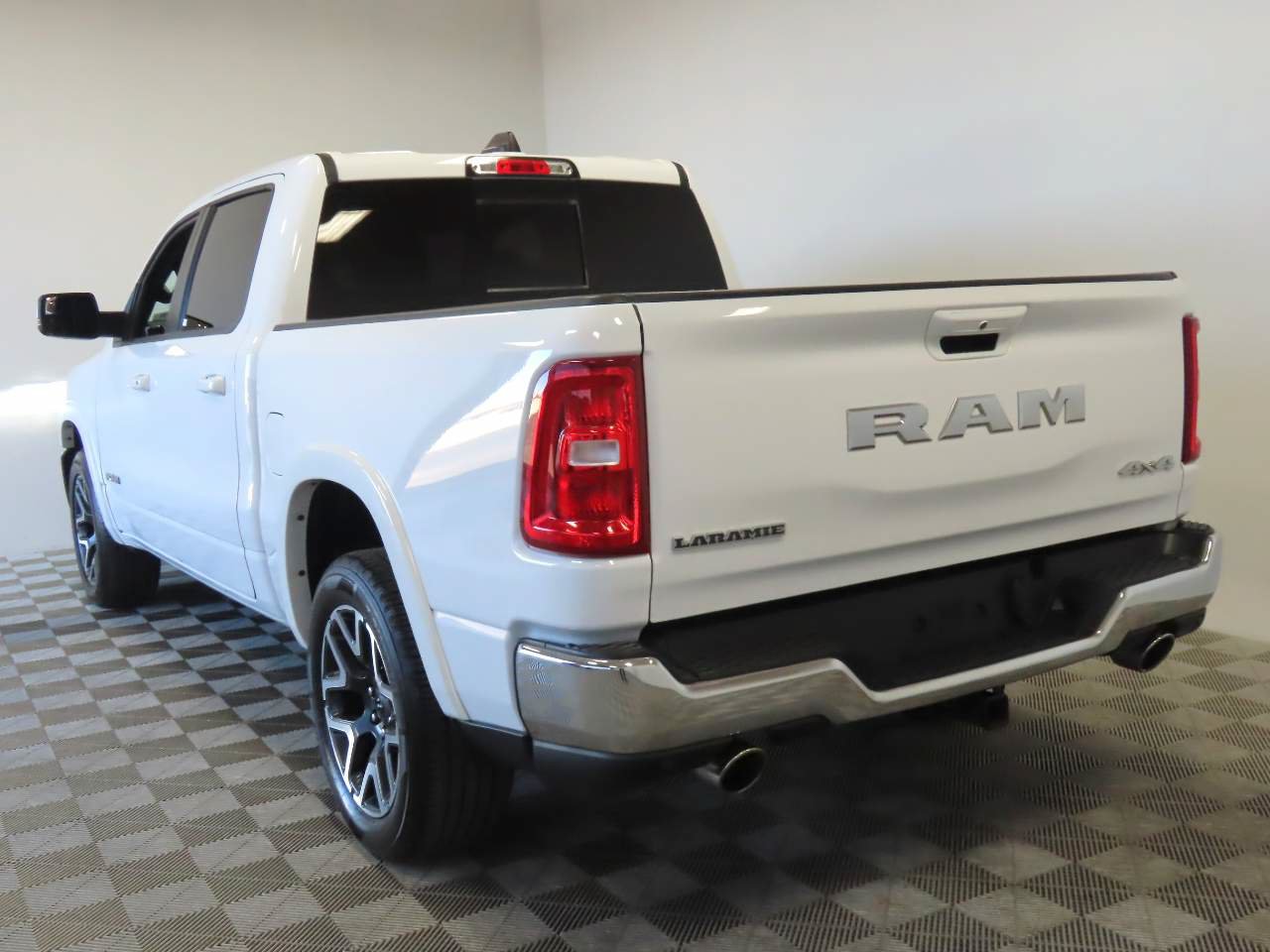 Used 2025 RAM 1500 Laramie AWD/4WD image 3