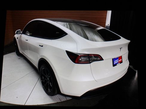 Used 2021 Tesla Model Y Long Range image 13