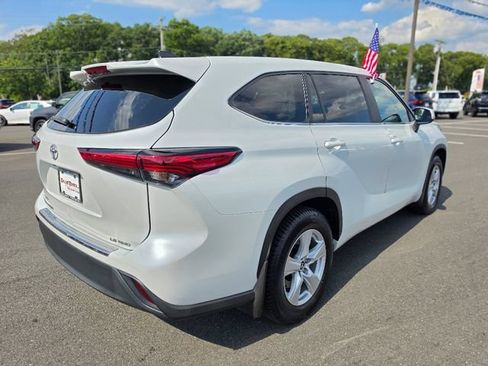 Used 2023 Toyota Highlander LE AWD/4WD image 7