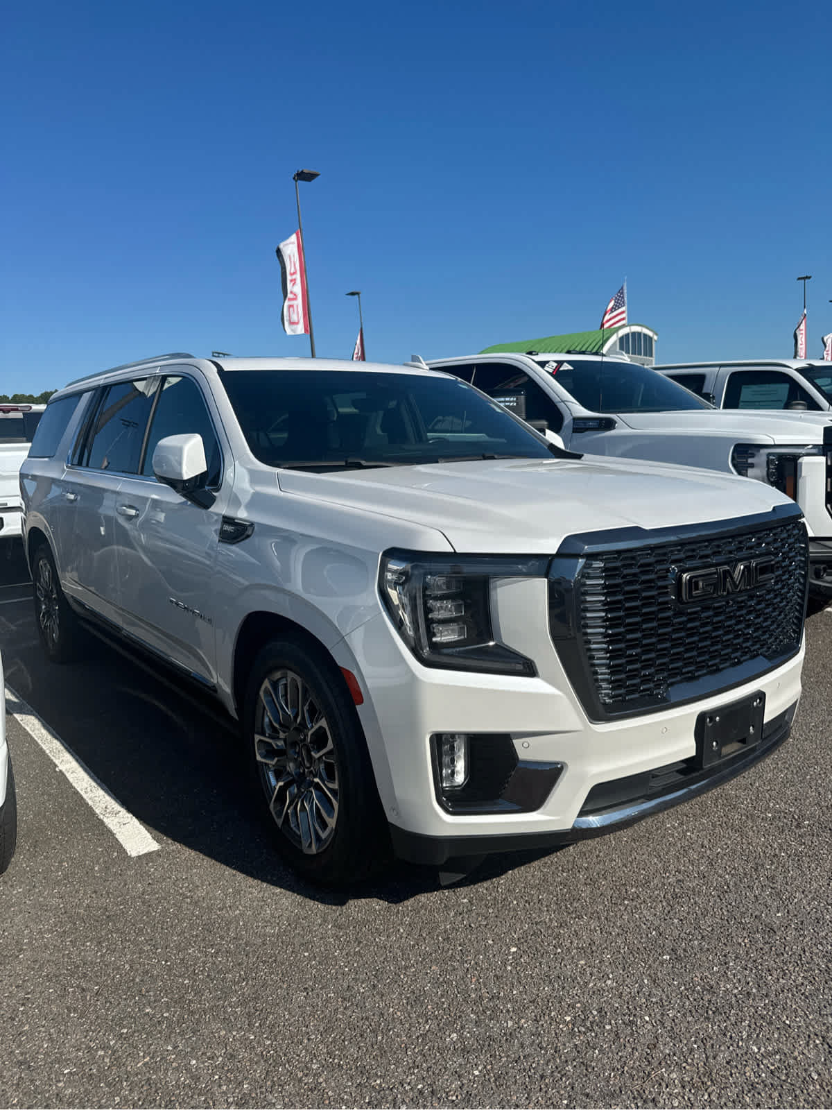 Used 2023 GMC Yukon XL Denali Ultimate AWD/4WD image 3