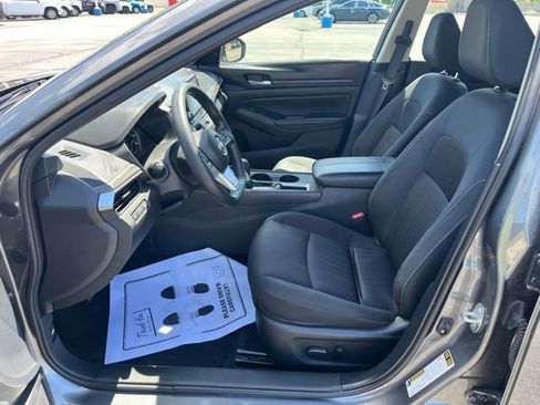 Used 2025 Nissan Altima 2.5 SV FWD image 18