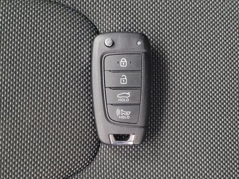 Used 2025 Hyundai Elantra SE FWD image 32