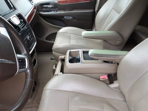 Used 2013 Chrysler Town & Country Touring-L w/ Driver Convenience Group FWD image 15