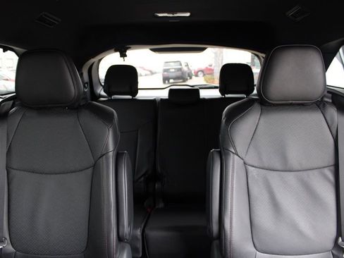 Used 2025 Toyota Sienna Platinum image 30