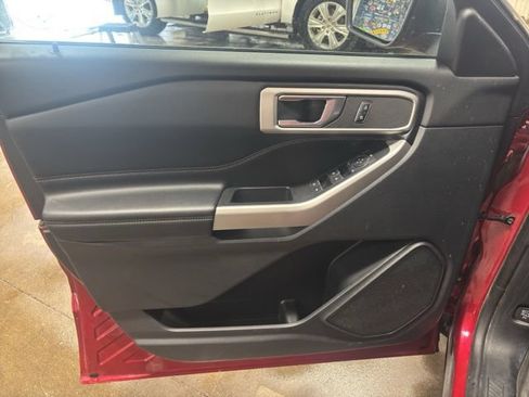 Used 2021 Ford Explorer XLT w/ Equipment Group 202A AWD/4WD image 23