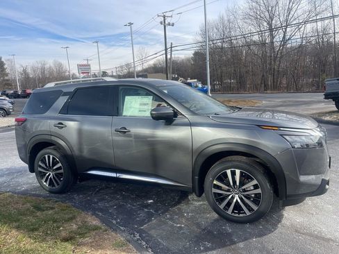 Used 2025 Nissan Pathfinder Platinum w/ Cargo Package image 7