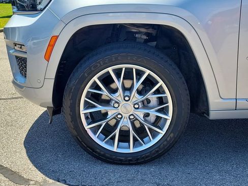 Used 2022 Jeep Grand Cherokee Summit AWD/4WD image 9