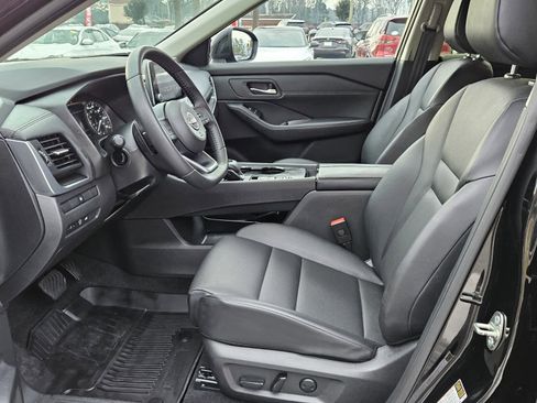 Used 2024 Nissan Rogue SV w/ SV Premium Package image 3