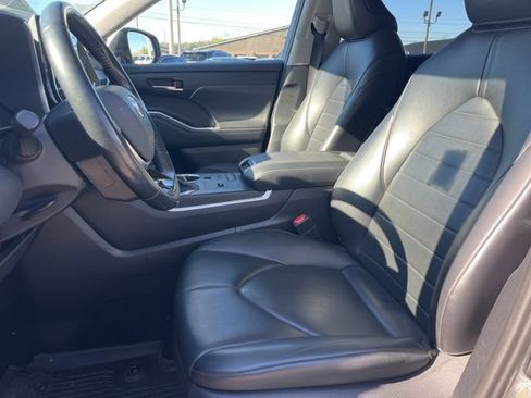 Used 2021 Toyota Highlander XLE image 11