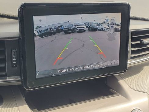 Used 2023 Ford Explorer XLT w/ Equipment Group 202A AWD/4WD image 18