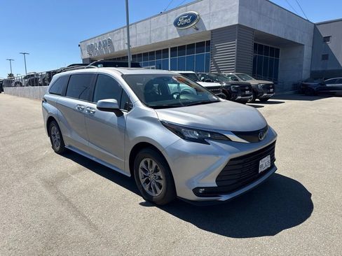 Used 2025 Toyota Sienna XLE FWD image 1