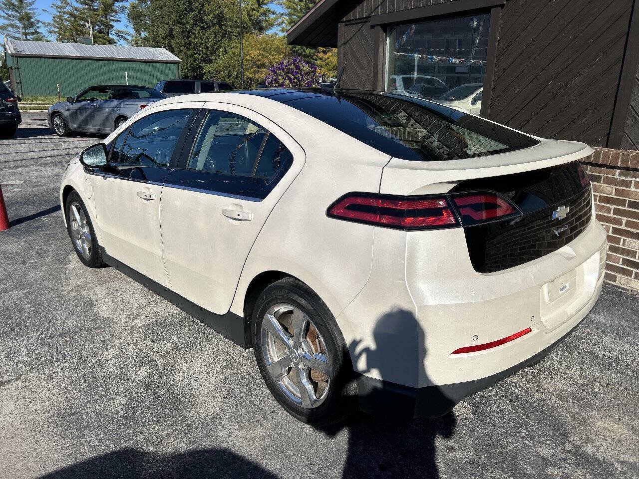 Used 2012 Chevrolet Volt Premium w/ Premium Trim Package FWD image 2