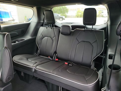 New 2026 Chrysler Pacifica Limited image 18