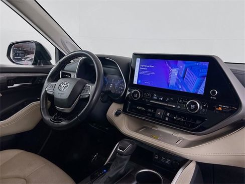 Used 2024 Toyota Highlander Limited image 26