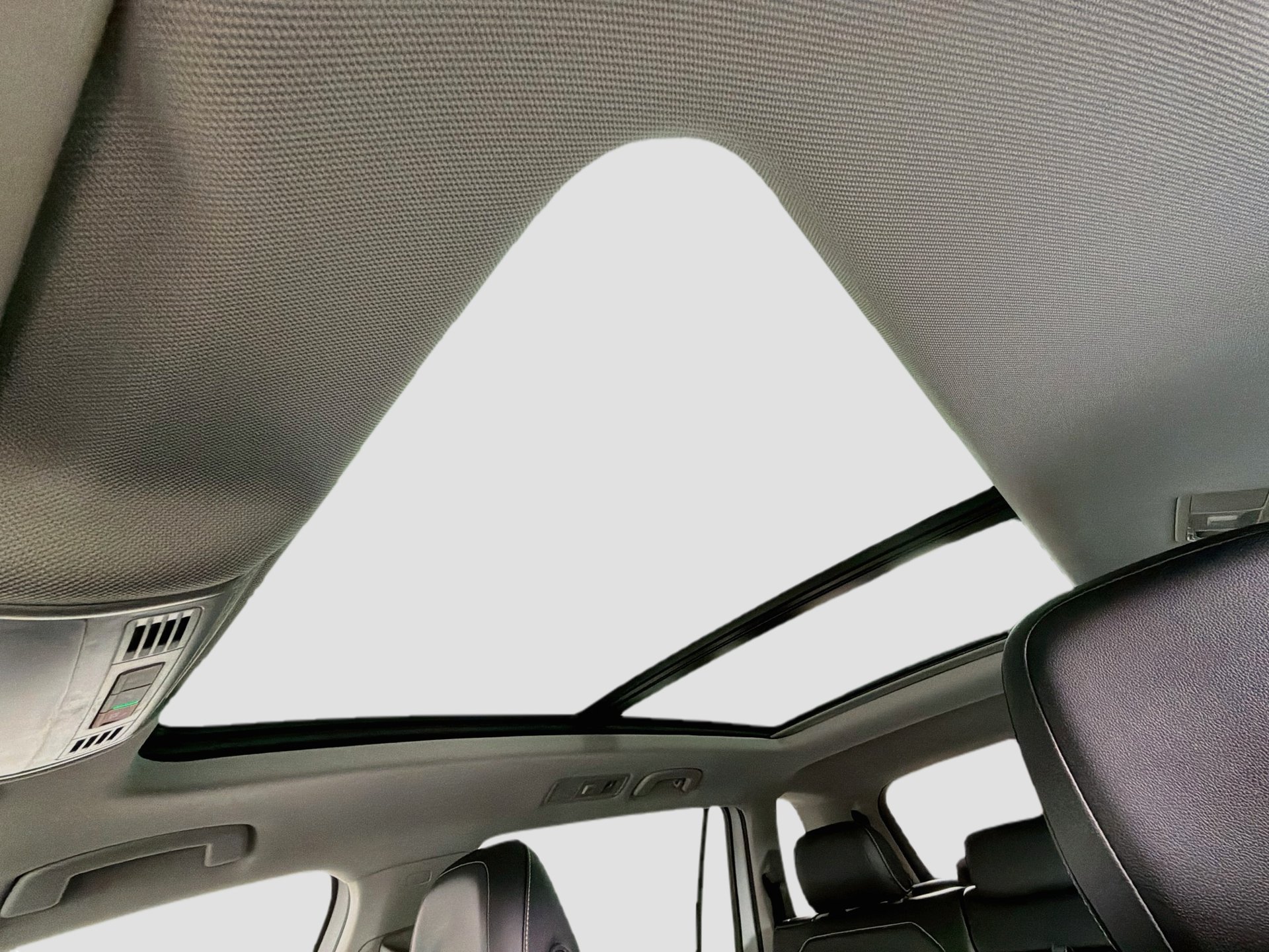 Used 2022 Volkswagen Tiguan SE w/ Panoramic Sunroof Package FWD image 21