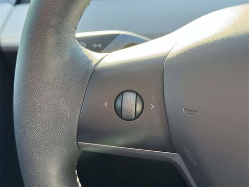 Used 2023 Tesla Model Y Performance image 22