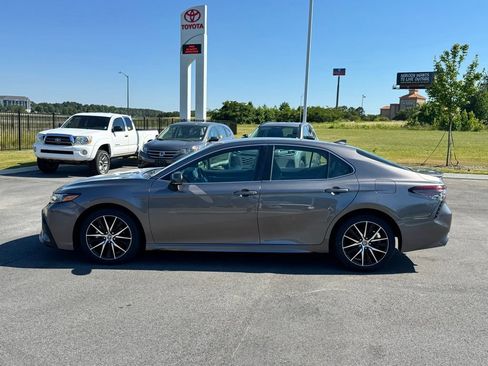Used 2022 Toyota Camry SE FWD image 3