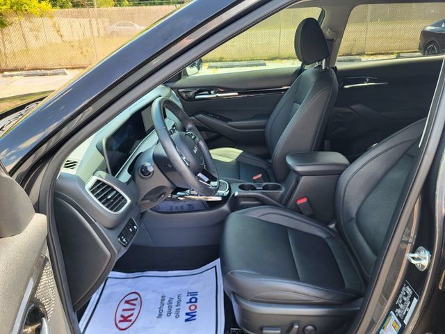 Certified 2025 Kia Seltos EX FWD image 10