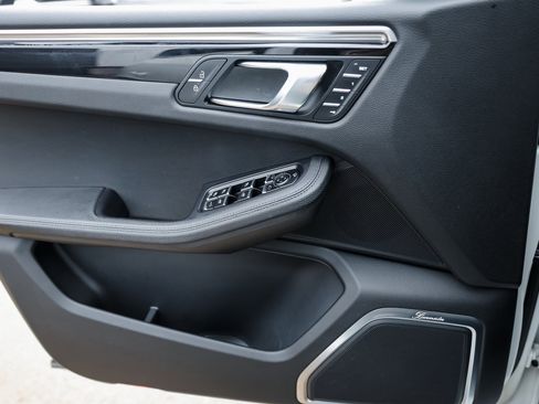 Certified 2023 Porsche Macan image 23